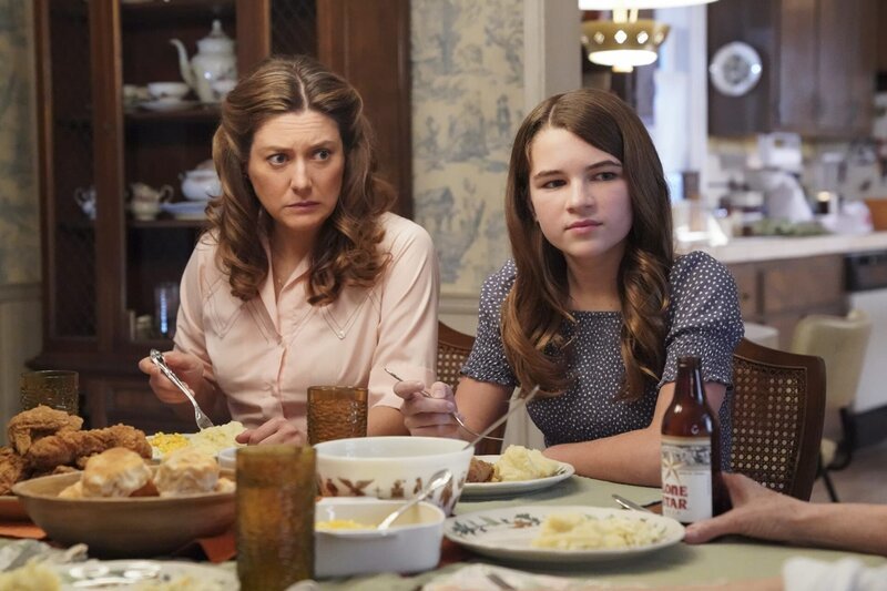 Mary Cooper (Zoe Perry, l.); Missy Cooper (Reagan Revord, r.) – Bild: Courtesy of Warner Brothers