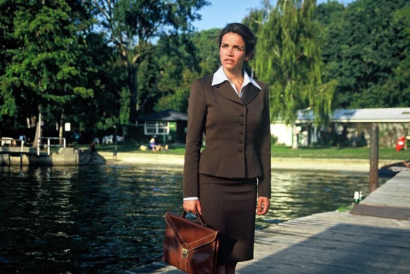 Sandra (Rebecca Immanuel) glaubt es nicht: Felix macht keinerlei Anstalten, in die Kanzlei zurück zu kommen. Er scheint Gefallen am einfachen Leben gefunden zu haben … – Bild: SAT.1 /​ Hardy Spitz Eigenproduktionsbild frei