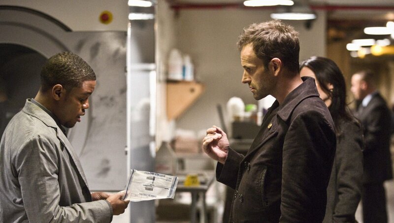 Ermitteln im Mordfall des Geschäftsführers eines Nobelhotels: Sherlock Holmes (Jonny Lee Miller, r.) und Marcus (Jon Michael Hill, l.) … – Bild: CBS Television /​ Tom Concordia