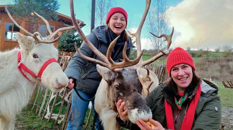 Checkerin Marina (l.) mit Sonja (r.) und ihren Rentieren. – Bild: BR/​megaherz gmbh/​Miriam Bade