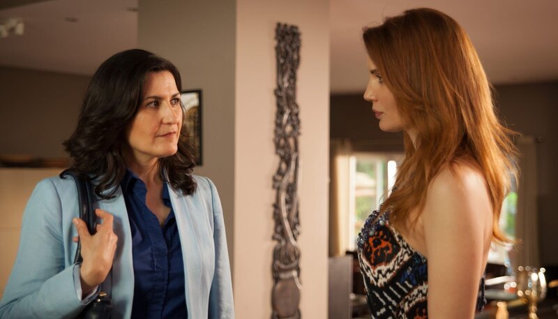 Emine Pascha (Siir Eloglu) sucht die Geliebte ihres Mannes Ayla Öker (Axca Varlier) auf. – Bild: ARD Degeto/​Gülnur Kiliç