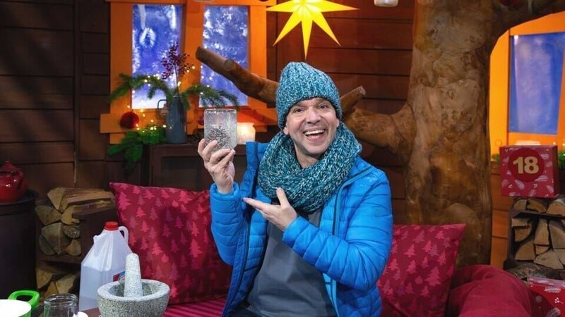 Dritter Advent: Schneekugel basteln 1 – Bild: KiKA