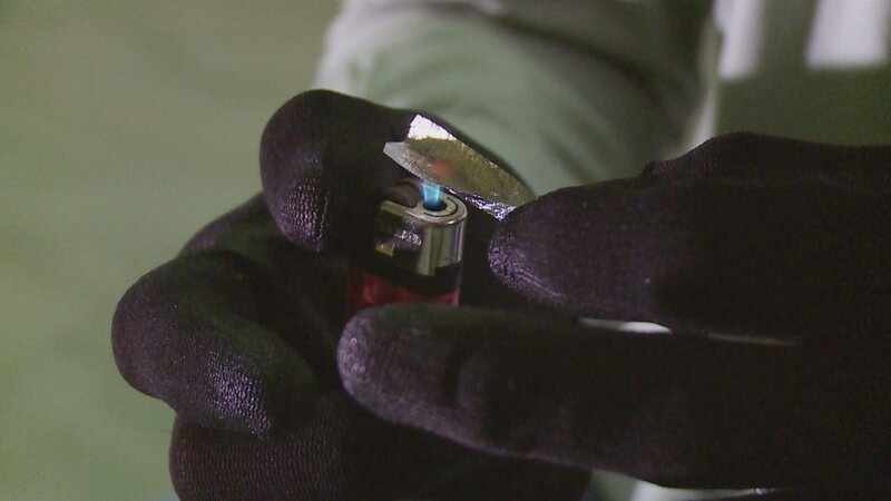 Ein Konsument bereitet seine Drogendosis zu – Bild: /​ National Geographic Channels/​Tom Jenner/​Tom Jenner