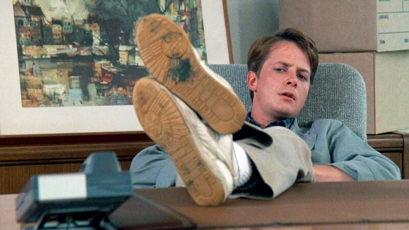 Brantley (Michael J. Fox) nimmt schon einmal im Chefsessel Platz.. – Bild: RTL II Brantley (Michael J. Fox) nimmt schon einmal im Chefsessel Platz.. – Bild: RTL II