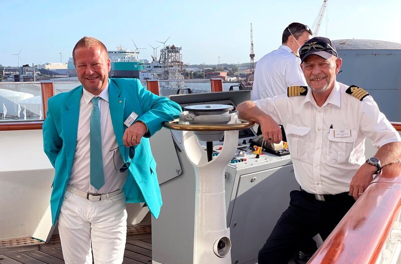 Auf der Brücke: Einlaufen in Bremerhaven mit Kreuzfahrtdirektor Klaus Gruschka (links) und Kapitän Morten Hansen. – Bild: BR/​Bewegte Zeiten Filmproduktion GmbH/​Gerrit Mannes