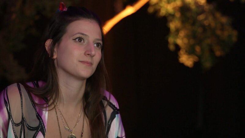 Tal Shimony, Überlebende des Angriffs der Hamas, in Los Angeles. – Bild: ZDF