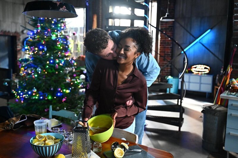 Imani (Féréba Koné) und Tom (Maximilian Herzogenrath) finden versöhnlich wieder zueinander. – Bild: RTL /​ Julia Feldhagen