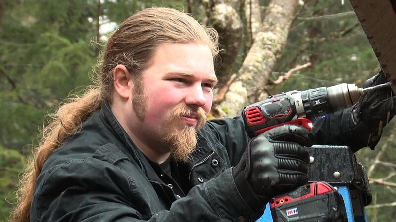 Noah Brown using a drill in the woods. – Bild: Discovery Communications