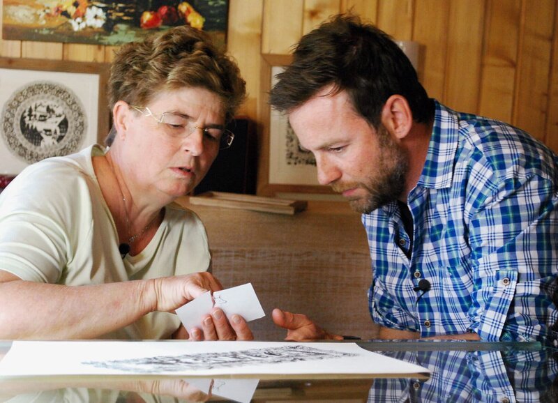 SRF bi de Lüt Wunderland Staffel 3, Episode 6 Doris Henchoz weiht Nik Hartmann in die filligrane Kunst der Scherenschnitte ein. – Bild: SRF