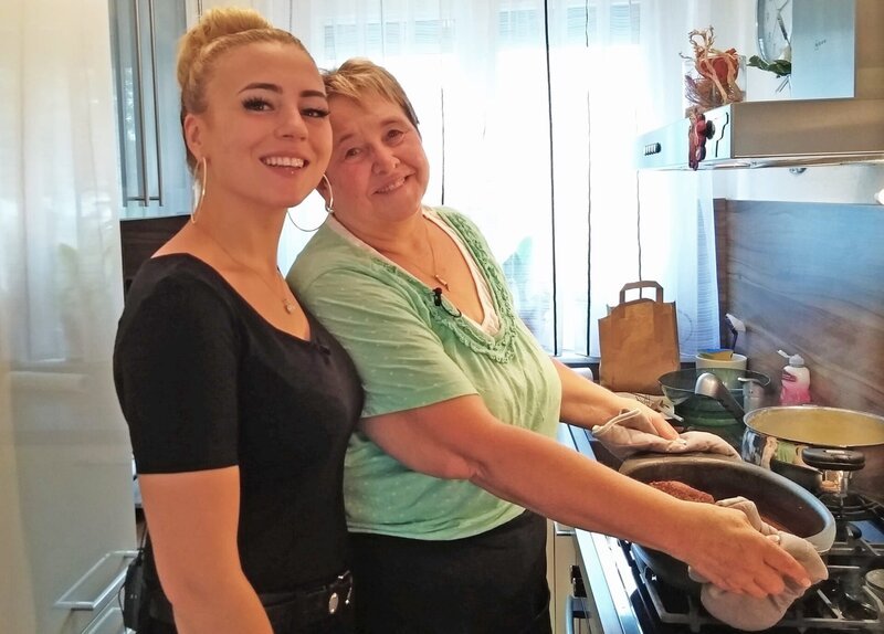 Anna und Oma Gaby in der Küche. – Bild: SWR