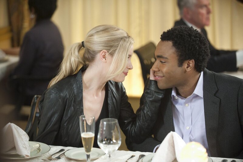 Mit Hilfe einer kuriosen Geschichte weckt Troy (Donald Glover, r.) das Interesse der schönen Britta (Gillian Jacobs, l.) … – Bild: Sony Pictures Television Inc. All Rights Reserved. Lizenzbild frei