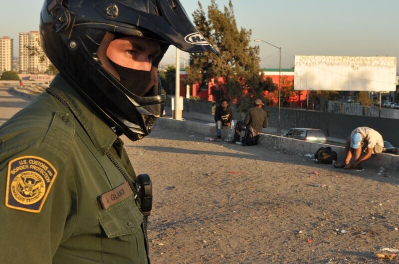 A border patrol agent surveys the San Ysidro border, the international boundary separating San Diego from Tijuana. While this agent travels on an ATV, other perform checks on foot or via helicopter. – Bild: 2015 National Geographic Partners, LLC. All rights reserved. Lizenzbild frei