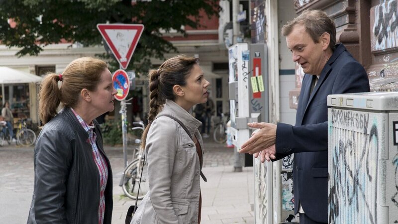 Gudrun Wohlers (Katrin Pollitt, l.) und Yasmin Meckel (Sophie Dal, M.) gehen auf Daniel Bienert (Daniel Krauss, r.) los. – Bild: Degeto Film GmbH/​ Vertrieb OneGate Media GmbH
