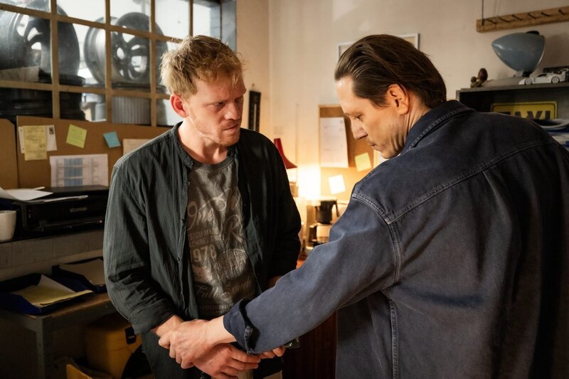 Christoph Seifert (Timo Jacobs, r.) begutachtet die Verwüstung im Büro und rät seinem Neffen Enrico Seifert (Pit Bukowski, l.) nicht die Polizei anzurufen. – Bild: MARTIN_VALENTIN_MENKE