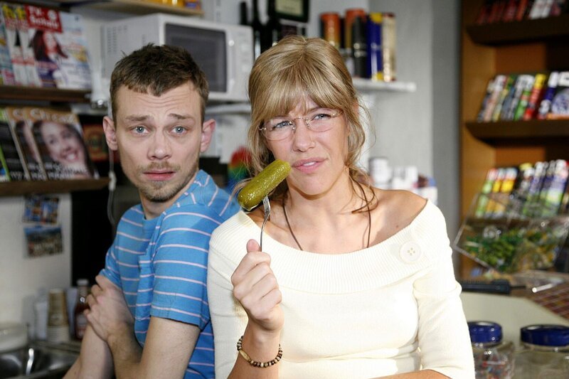 Lisa (Alexandra Neldel, r.) ist sich ganz sicher, dass Hannah und Bruno zusammengehören – und vergewissert sich bei Jürgen (Oliver Bokern, l.), dass sie mit ihrem Verkupplungsplan richtig liegt. – Bild: SAT.1 /​ Monika Schürle