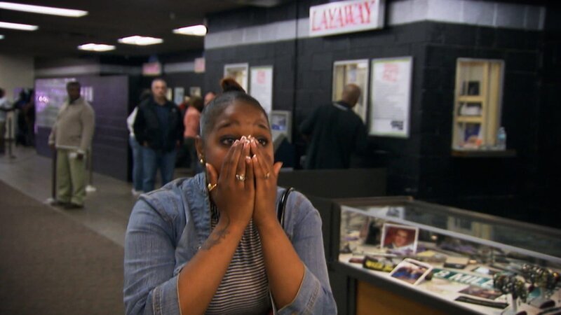 Eine Kundin erfährt, dass der Schmuck, den sie verpfänden will, 10.000 Dollar kostet. – Bild: Warner Bros. Discovery