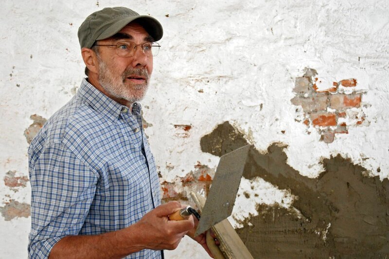 Georg Baumgart (Gunter Schoß) beim Renovieren der alten Tuchfabrik, die einmal Charlottes Galerie beherbergen soll. Haben die beiden Baumgarts sich mit diesem Vorhaben nicht ein wenig übernommen? Schon jetzt ist sicher, dass sie möglichst viel selbst machen müssen, um Geld zu sparen. – Bild: MDR/​Christa Köfer