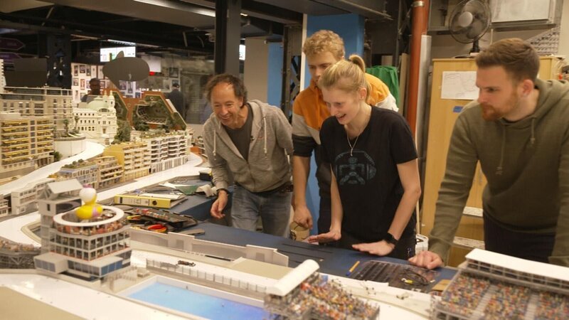 Gerrit Braun (l.) und die Wunderländer testen den Abschnitt „Formel-1-Rennen im Mini-Monaco“. – Bild: Foto: RTL
