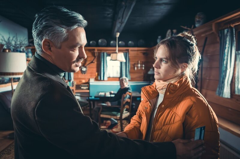 (v.li.): Dr. Jassim (Faris Rahoma), Andreas Spielberger (Heinrich Baumgartner), Ute Patterer (Alicia von Rittberg) – Bild: Mona Film /​ ORF /​ Helga Rader