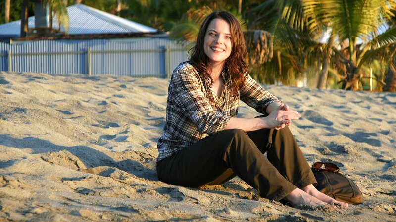 Moderatorin Mona Vetsch am Stand. – Bild: 3sat