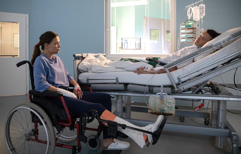 Hauke Friedrich (Oliver Konietzny) gesteht seiner Verlobten Nikki Schönau (Lena Meckel), dass er sich vor ein paar Jahren hat sterilisieren lassen. Nikki ist schockiert … nicht, ob des Umstandes, sondern, weil Hauke sie belogen hat. Er weiß, wie sehr sie sich Kinder wünscht. – Bild: BR/​MDR/​Saxonia Media/​Rudolf Wernicke