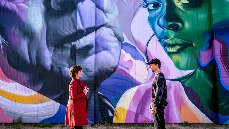 Die SOKO ermittelt in der Linzer Graffiti-Szene. Ein Sprayer ist, trotz Sicherung, von einem Hausdach gestürzt und dabei ums Leben gekommen. Die Kommissare vermuten, dass das Seil manipuliert wurde. Im Bild: Joe (Katharina Stemberger) und Tom (Michael Pink) – Bild: Stefanie Leo