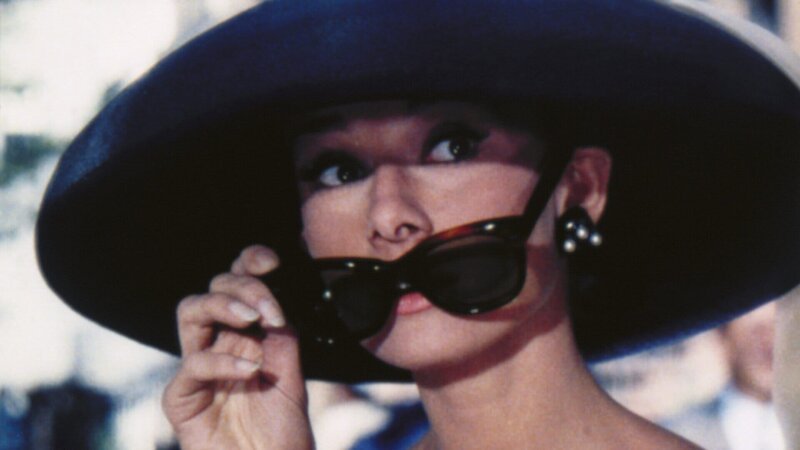 Zahlreiche Karat ziehen ihren Blick an: Holly Golightly (Audrey Hepburn) liebt die kostspieligen Brillis in der Auslage von Tiffany. – Bild: Honorarfrei – nur für diese Sendung bei Nennung ZDF und Bud Fraker Zahlreiche Karat ziehen ihren Blick an: Holly Golightly (Audrey Hepburn) liebt die kostspieligen Brillis in der Auslage von Tiffany. – Bild: Honorarfrei – nur für diese Sendung bei Nennung ZDF und Bud Fraker