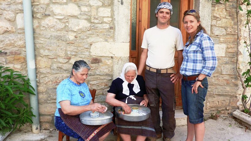 Moderatorin Wasiliki Goutziomitros (r.) mit Mastixbauer Wasillis Ballas (2.v.r.). – Bild: Honorarfrei – nur für diese Sendung bei Nennung ZDF und SRF.