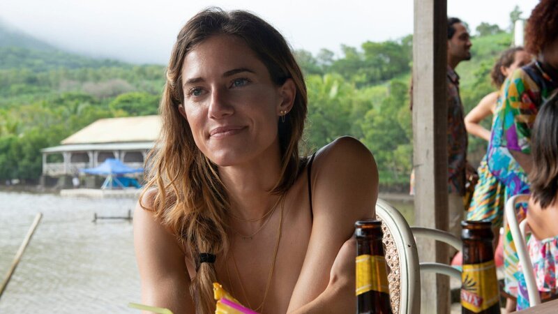 Urlauberin Sara (Allison Williams) freut sich, wieder auf Mauritius zu sein. – Bild: Kelly Walsh Urlauberin Sara (Allison Williams) freut sich, wieder auf Mauritius zu sein. – Bild: Kelly Walsh