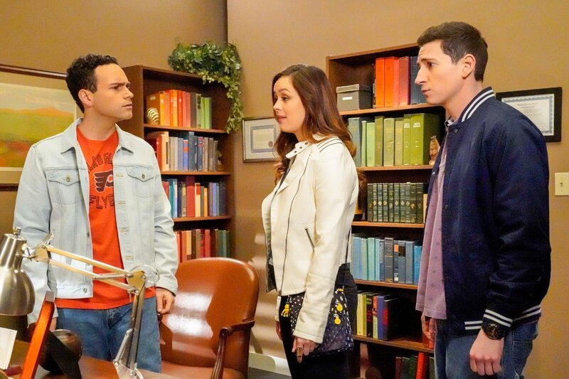 v.li.: Troy Gentile (Barry Goldberg), Hayley Orrantia (Erica Goldberg), Sam Lerner (Geoff Schwartz). – Bild: ORF/​Sony Pictures/​ABC/​Evans Ward
