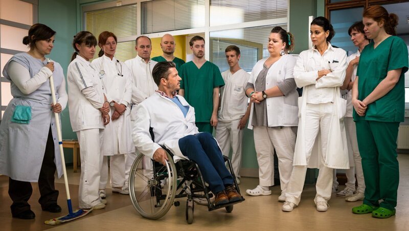 Der neue ärztliche Direktor des EKH, Dr. David Lindberg (Hardy Krüger Jr.), stellt sich vor (Dr. Jasmin Jonas: Gerit Kling, 2.v.r., Frauke Prinz: Manuela Wisbeck, 4.v.r.). – Bild: Boris Laewen