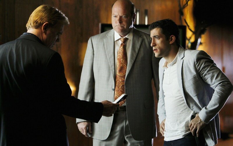 Wie kann der Boxkämpfer Logan während des Kampfes geschützt werden? (v.l.) Horatio (David Caruso), Det. Frank Tripp (Rex Linn) und Ryan Wolfe (Jonathan Togo) besprechen den Einsatz. – Bild: Mediengruppe RTL