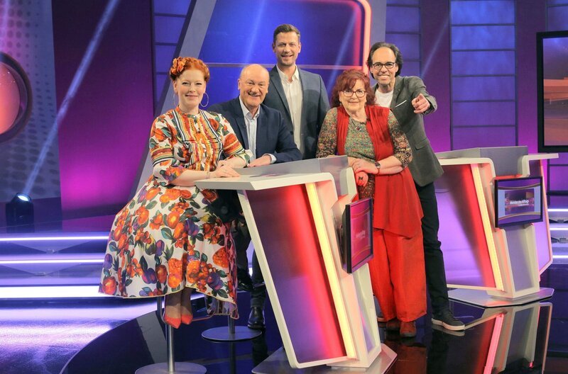 Moderator Florian Weber (Mitte) testet im Wissensquiz „Meister des Alltags“ die Praxistauglichkeit seiner prominenten Kandidaten (v. li.): Enie van de Meiklokjes, Bodo Bach, Alice Hoffmann, Christoph Sonntag. – Bild: SWR/​Peter A. Schmidt