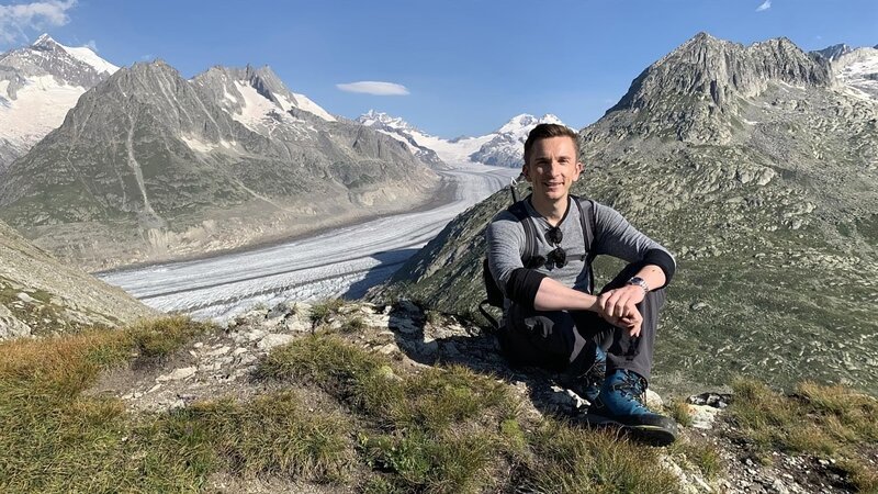 Auch er schmilzt in Rekordzeit: Der Aletschgletscher in der Schweiz. „PUR+“-Moderator Eric Mayer will wissen, wie es um die Gletscher weltweit bestellt ist. – Bild: ZDF/​Dirk Beppler