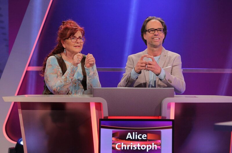 Rateteam Alice Hoffmann und Christoph Sonntag beweisen in der Quizshow „Meister des Alltags“ ihr Alltags- und Allgemeinwissen. Die erspielte Summe kommt einem gemeinnützigen Zweck zugute. – Bild: SWR/​Peter A. Schmidt