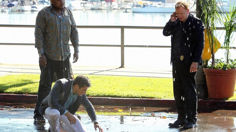 Nachdem ein Hydrant den Tatort unter Wasser gesetzt und sämtliche Spuren fortgespült hat, wird die Suche nach dem Mörder des Pärchens für die CSIler (v.l.) Walter (Omar Miller), Ryan (Jonathan Togo) und Horatio (David Caruso) erheblich erschwert. – Bild: TVNOW /​ CBS