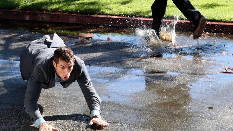 Das aus dem Hydranten hektoliterweise hervorsprudelnde Wasser spült am Tatort fast sämtliche Spuren fort und Ryan (Jonathan Togo) sieht in letzter Sekunde, wie die Tatwaffe, eine Pistole, in den Gulli rutscht … – Bild: SUPER RTL