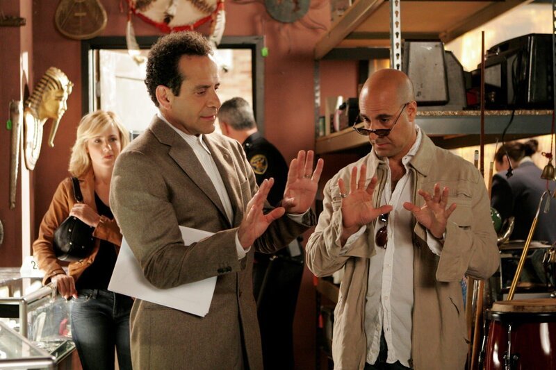 Der Schauspieler David Ruskin (Stanley Tucci, l.) soll in einem Film Adrian Monk (Tony Shalhoub, l.) darstellen und er nimmt seine Rolle sehr ernst … – Bild: Turner /​ UNIVERSAL STUDIOS