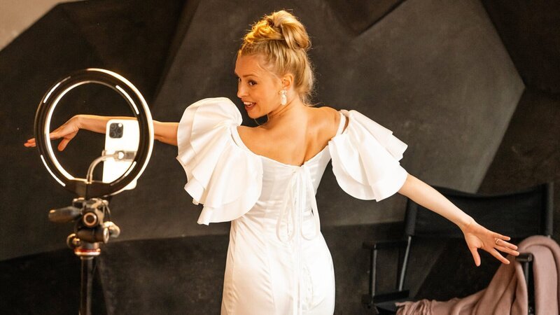 Influencerin Jessica Harms (Anne-Marie Waldeck), die online als „JESSY H“ bekannt ist, präsentiert auf ihrem Social-Media-Kanal ein Brautkleid. Noch ahnt sie nicht, dass ihr Verlobter Opfer eines Verbrechens geworden ist. – Bild: Martin Rottenkolber