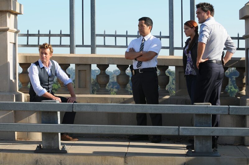 Versuchen alles, um einen neuen Fall zu lösen: Patrick (Simon Baker, l.), Grace (Amanda Righetti, 2.v.r.), Wayne (Owain Yeoman, r.) und Kimball (Tim Kang, 2.v.l). – Bild: Warner Bros. Television