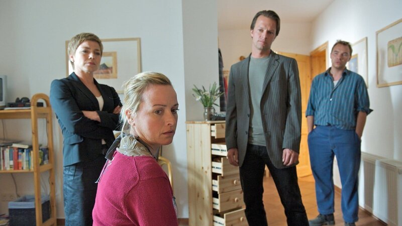 Da bleibt selbst Irene Lüders (Katharina Abt, 2.v.l.) das Wort im Halse stecken: Weil die Kommissare Katrin Börensen (Claudia Schmutzler, l.) und Sven Herzog (Michael Härle, 2.v.r.) nicht länger warten konnten, haben sie Frau Neumanns Zimmer durchsucht. – Bild: ZDF und Marc Meyerbröker