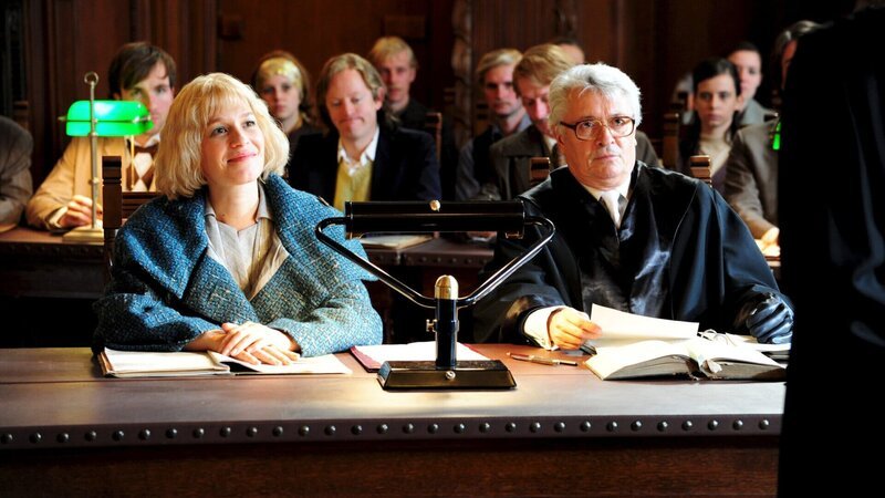 1969 – „Der Orgasmus steht vor Gericht“ – Beate (Franka Potente) und ihr Anwalt Georg Tauber (Henry Hübchen) hören dem Plädoyer des Staatsanwalt amüsiert zu. – Bild: ZDF und Christiane Pausch