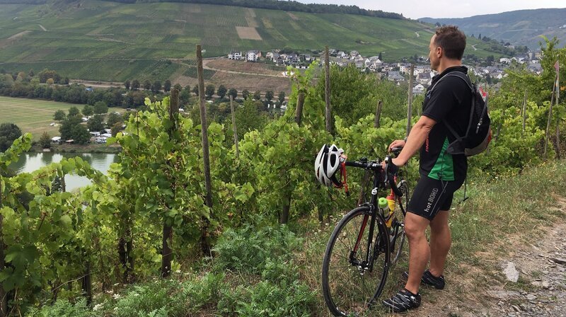 Dr. Tobias Neuberger powert sich gerne nach der Arbeit beim Radfahren aus. – Bild: NDR/​Doclights GmbH
