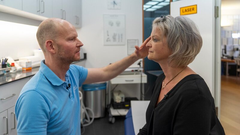 Minimalinvasive ästhetische Eingriffe nehmen immer mehr zu. Hautarzt Dr. Christoph Liebich mit einer Patientin. – Bild: 3sat