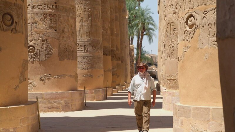 Dr. Jay Silverstein spaziert zwischen dem berühmten Ramesseum in Luxor, Ägypten. – Bild: Windfall Films