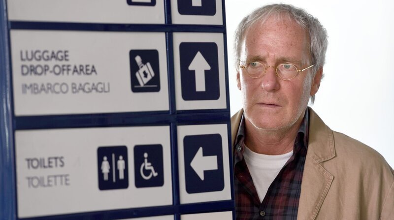 Der amerikanische Historiker Joseph Nickerson (August Zirner) ist für ein universitäres Forschungsprojekt nach Venedig gereist. Nun versucht er fluchtartig das Land zu verlassen … – Bild: ARD Degeto/​Nicolas Maas