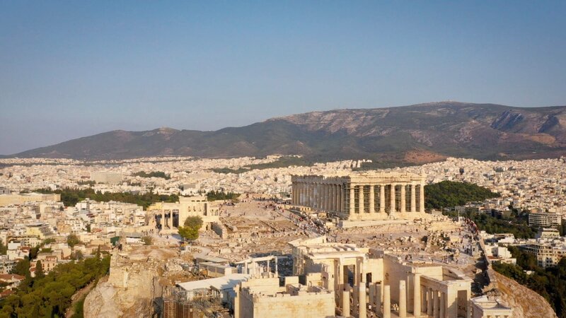 Die Akropolis in Athen ist ein weltbekanntes Bauwerk, unter anderem auch Vorbild für das Gebäude des British Museums in London. 1801 entfernt der britische Botschafter Lord Elgin hier mehrere Marmorskulpturen. – Bild: ZDF und Hazazah