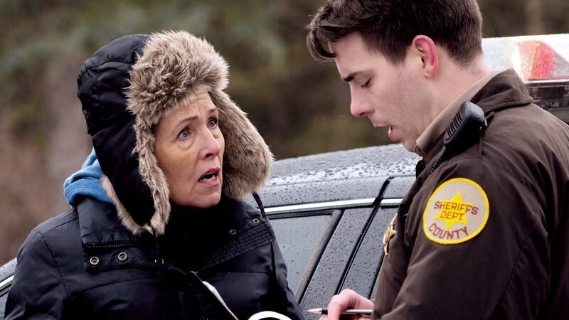 Eine Frau streitet mit einem Polizisten. – Bild: AMC Networks International Southern Europe