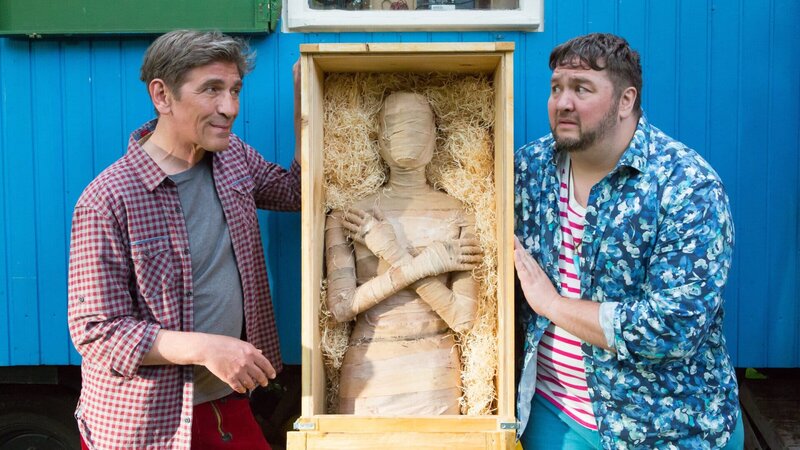 Zum Glück! Amenors Mumie ist wieder aufgetaucht – Fritz Fuchs ist erleichtert, David Paschulke schlottern vor Angst noch immer die Beine! Was steckt hinter dem Fluch des Pharao? – Bild: Zia Ziarno