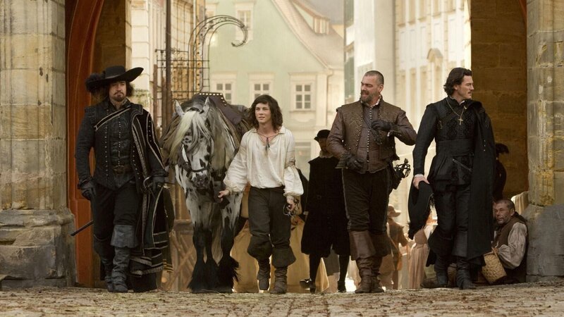 Athos (Matthew MacFayden), D’Artagnan (Logan Lerman ), Porthos (Ray Stevenson) und Aramis (Luke Evans) (v.l.n.r.) halten Einzug in die Stadt. +++ Die Verwendung des sendungsbezogenen Materials ist nur mit dem Hinweis und Verlinkung auf RTL+ gestattet. +++ – Bild: 2011 Constantin Film Verleih GmbH